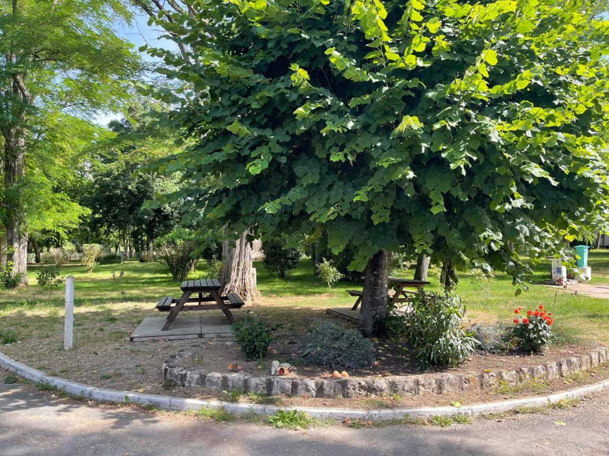 Camping Les Portes De Sancerre Saint-Satur Екстериор снимка